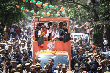 NEW DELHI, INDIA - 1 Mayıs 2024: Kuzey Delhi 'den BJP Adayı Lok Sabha Seçmen Bölgesi Manoj Tiwari ve Savunma Bakanı Rajnath Singh 1 Mayıs 2024 tarihinde Yamuna Vihar' da yapılacak seçimlere adaylığını koymadan önce bir yol gösterisi düzenledi. 