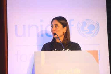 NEW DELHI, INDIA - 4 Mayıs 2024: Bollywood oyuncusu Kareena Kapoor Khan, 4 Mayıs 2024 tarihinde Hindistan 'ın Yeni Delhi kentinde UNICEF tarafından düzenlenen bir etkinlikte konuşma yaptı. UNICEF Hindistan Kareena Kapoor Khan 'ı Ulusal Büyükelçi olarak atadı.