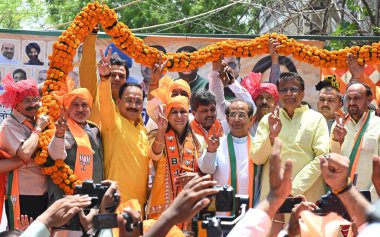 NEW DELHI, INDIA - 2 Mayıs 2024: BJP Batı Delhi Aday Kamaljeet Sehrawat Start in Presence Loksabha Seçim Sorumlusu Om Prakash Dhankar, Delhi BJP Başkanı Virendra Sachdeva Vikas Puri.