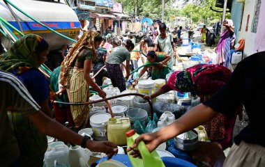 NEW DELHI, INDIA - 29 Mayıs 2024: Chanakyapuri 'deki JJ Cluster Vivekanand Kolonisi sakinleri 29 Mayıs 2024' te Yeni Delhi, Hindistan 'da bir tankerden su doldurdular. 