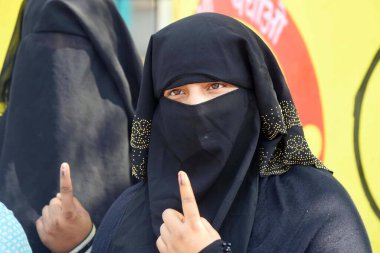 GURUGRAM, INDIA - 25 Mayıs 2024 'te Hindistan' ın Gurugram kentindeki bir köyde Lok Sabha seçimlerinin altıncı safhasında kadınlar mürekkepli parmaklarıyla oy kullandı.