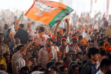 NEW DELHI, INDIA - 18 Mayıs 2024: Bharatiya Janata Partisi (BJP) destekçileri 18 Mayıs 2024 tarihinde Hindistan 'ın Yeni Delhi kentinde düzenlenen bir halk mitinginde Başbakan Narendra Modi' nin pankartlarını tutuyorlar.