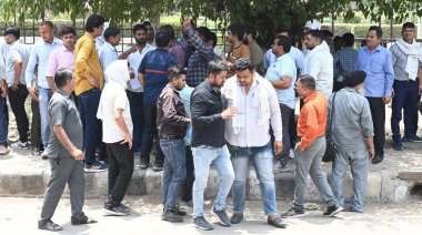 NEW DELHI, INDIA - 27 Mayıs 27: 350 'de işten çıkarılan otobüs servisi, 27 Mayıs 2024' te Hindistan, Yeni Delhi 'deki DIMTS HQ Shastri Parkı' nda grev düzenledi..