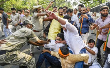 NEW DELHI, INDIA - 9 Mayıs 2024: Delhi Polisi ve Paramiliter kuvvetleri, Kongre binası önünde Sam Pitrodas 'ın ırkçı sözleri üzerine düzenlenen protesto sırasında Delhi BJP Başkanı Virendra Sachdeva ve diğerlerini gözaltına aldı