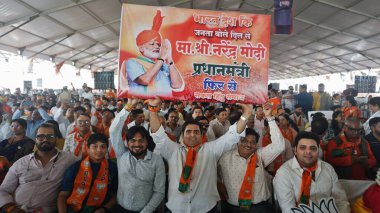 KALYAN, INDIA - 15 Mayıs 2024: Başbakan Narendra Modi 'nin Kalyan Lok Sabha seçim bölgesinde Shiv Sena (Shinde kampı) Kalyan ve Bhiwandi BJP adayları için bulunacağı toplantıda BJP destekçileri görülüyor