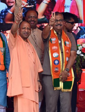 Uttar Pradesh Genel Sekreteri Yogi Adityanath, 18 Mayıs 2024 tarihinde Hindistan 'ın Mumbai kentinde bulunan Kurla' da Mahayuti Mumbai Kuzey Merkez Adayı Ujjwal Nikam 'a destek için bir halk toplantısında konuşma yaptı.. 