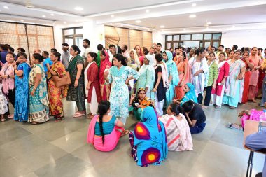 Seçmenler, 25 Mayıs 2024 'te Yeni Delhi, Hindistan' da Batı Delhi Lok Sabha Koltuğu 'ndaki Kakrola Dwarka Köyü' nde oy vermek için sırada bekliyorlar.. 