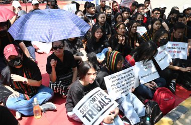 NEW DELHI, INDIA - 4 Mayıs 2024: UNAU Kabile Kadınlar Forumu üyeleri 3 Mayıs 2023 tarihinde Manipur, Jantar Mantar 'da Kuki ve Meitei toplumları arasında patlak veren etnik şiddeti protesto ettiler..