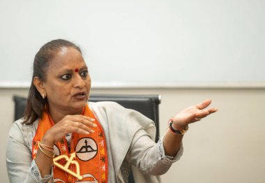 MUMBAI, INDIA - 14 Mayıs 2024: Yamini Jadhav, Mumbai Güney Lok Sabha seçim bölgesi adayı 14 Mayıs 2024 tarihinde Hindistan 'ın Mumbai şehrinde HT Ofisi' nde gazetecilerle iletişime geçti. 