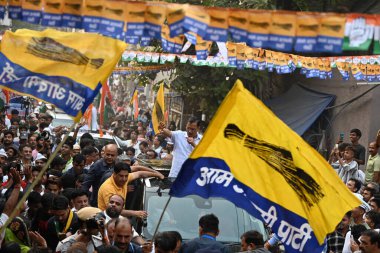 NEW DELHI, INDIA - 15 Mayıs 2024: Delhi Genel Sekreteri Arvind Kejriwal, Chandni Chowk Jai Prakash Aggarwal milletvekili adayı Lok Sabha 'nın 15 Mayıs 2024 tarihinde Yeni Delhi, Hindistan' da gerçekleştirdiği seçim kampanyası sırasında.