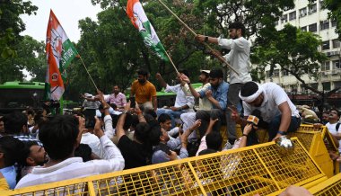 NEW DELHI, INDIA - 26 Temmuz 2024: Merkez Govt 'un Kursi Bachao Bütçesini protesto eden Hint Gençlik Kongresi üyeleri Shastri Bhawan' ın dışında, 26 Temmuz 2024 tarihinde Yeni Delhi, Hindistan 'da Dr. Rajendra Prasad Road' da. 