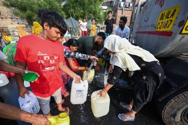 NEW DELHI, INDIA - 22 Mayıs 2024: Delhi Jal Board (DJB) su tankerinin suyu 22 Mayıs 2024 'te Hindistan' ın Yeni Delhi kentinde, Kalyanpuri bölgesinde, NH-24 'te dolduruldu..