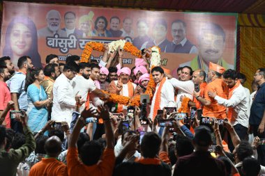 NEW DELHI, INDIA - 19 Mayıs 2024: Madhya Pradesh Genel Sekreteri Mohan Yadav, Sarojini Nagar 'daki Lok Sabha sandıkları seçim kampanyası sırasında Yeni Delhi seçmen adayı Bansuri Swaraj' a destek amacıyla yapılan halk toplantısında.