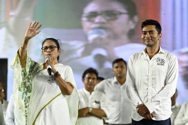 KOLKATA, INDIA - 29 Mayıs 2024: Batı Bengal Mamata Banerjee Genel Sekreteri TMC milletvekili ve Diamond Harbour seçmen adayı Abhishek Banerjee 'yi desteklemek için Lok Sabha' nın 2024 seçimleri öncesinde düzenlenen bir mitingde kampanya yürütüyor. 