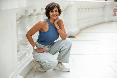 NEW DELHI, INDIA - 27 Nisan 2024: Bollywood oyuncusu Mandira Bedi, 27 Nisan 2024 tarihinde Hindistan 'ın Yeni Delhi kentinde yayınlanan özel bir röportajda poz verdi. 