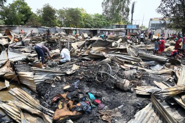 GURUGRAM, INDIA - 18 Mayıs: Kurbanların aileleri Kundli-Manesar-Palwal (KMP) Otoyolu 'nda yanmış bir otobüsün enkazına, Punjab ve Chandigarh' tan 64 yolcu taşıyan bir turist otobüsüne ulaştı 
