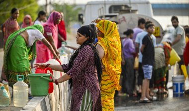 NEW DELHI, INDIA - 22 Mayıs 2024: Delhi Jal Board (DJB) su tankerinin suyu 22 Mayıs 2024 'te Hindistan' ın Yeni Delhi kentinde, Kalyanpuri bölgesinde, NH-24 'te dolduruldu.