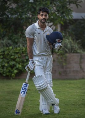 MUMBAI, INDIA - 4 Mayıs 2024: Bollywood oyuncusu Karan Wahi, 4 Mayıs 2024 tarihinde Hindistan 'ın Mumbai kentinde yayınlanan özel bir röportajda poz verdi.