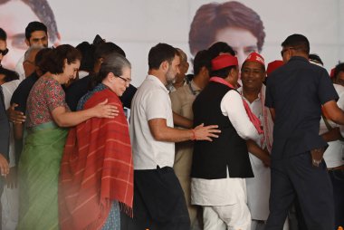 RAE BARELI, INDIA - 17 Mayıs 2024: (L 'den R' ye) Genel Sekreter Priyanka Gandhi Vadra, kardeşi ve kongre lideri Rahul Gandhi, annesi ve eski kongre başkanı Sonia Gandhi ve Samajwadi partisi ulusal başkanı Akhilesh Yadav