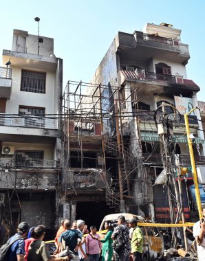 NEW DELHI, INDIA - 26 Mayıs 2024: Yeni Delhi, Hindistan 'da 26 Mayıs 2024' te Vivek Vihar bölgesinde Cumartesi gecesi bir yangın patlak verdiği Baby Care New Born Hastanesi 'nde yanmış tıbbi ekipman ve diğer eşyaların kalıntıları.