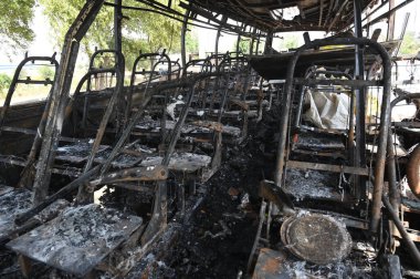 GURUGRAM, INDIA - 18 Mayıs: Kurbanların aileleri Kundli-Manesar-Palwal (KMP) Otoyolu 'nda yanmış bir otobüsün enkazına, Punjab ve Chandigarh' tan 64 yolcu taşıyan bir turist otobüsüne ulaştı 