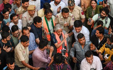 NEW DELHI, INDIA - 17 Mayıs 2024: Birlik Maliye Bakanı Nirmala Sitharaman ve Doğu Delhi Lok Sabha adayı Harsh Malhotra 17 Mayıs 2024 tarihinde Laxmi Nagar metro istasyonunda toplanan öğrenciler sonrasında, Yeni Delhi, Hindistan. 