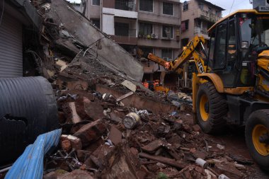 NAVI MUMBAI, INDIA - 27 Temmuz 2024: Cumartesi sabahı erken saatlerde CBD Belapur bölgesinde üç katlı bir konut binasının çökmesiyle meydana gelen trajik bir olay, üç kişinin ölümüyle ve iki kişinin yaralanmasıyla sonuçlandı