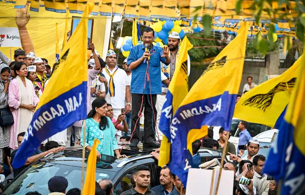 stock image NEW DELHI, INDIA - MAY 20, 2024: Delhi Chief Minister Arvind Kejriwal, with his wife Sunita Kejriwal during an election campaign for Kuldeep Kumar, Candidate for AAP Lok Sabha from East Delhi, on May 20, 2024 in New Delhi, India. 