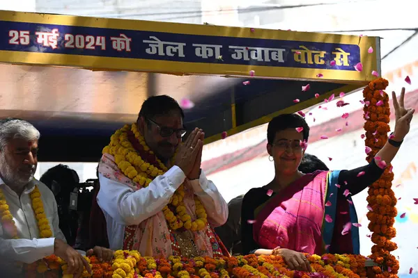 NEW DELHI, INDIA - 30 APRIL: Lok Sabha Seçimleri için Güney Delhi 'den AAPs adayı, Sahiram Pehalwan ve Delhi bakanı ve AAP lideri Atishi Okhla' da yapılacak seçimler için adaylık belgelerini dosyalamadan önce Roadshow sırasında görüldüler 