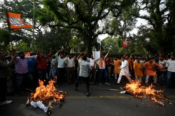 NEW DELHI, INDIA - APRIL 29, 2024: Delhi BJP Başkanı Virendra Sachdeva ve BJP OBC Başkanı Sunil Yadav, OBC kota kotası açıklamalarına karşı 24 Akbar Yolu Kongresi 'ne yönelik protesto gösterisine liderlik ettiler