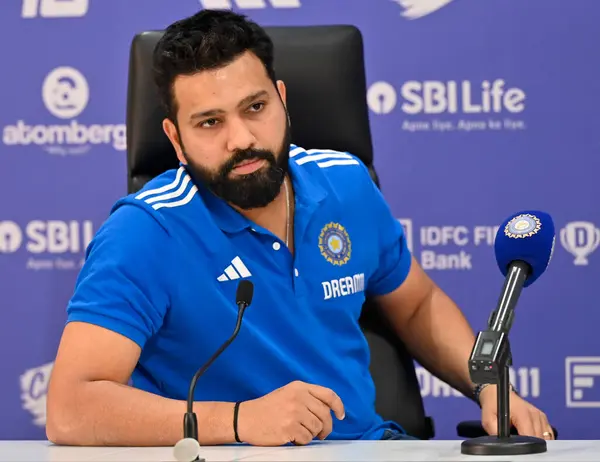 MUMBAI, INDIA - 2 Mayıs 2024: Hindistan Kriket Takımı Kaptan Rohit Sharma ve Şef Seçmen Ajit Agarkar, 2 Mayıs 2024 tarihinde Hindistan 'ın Mumbai kentinde düzenlenecek ICC T20 Dünya Kupası için basın toplantısında basın mensuplarına demeç verdiler..