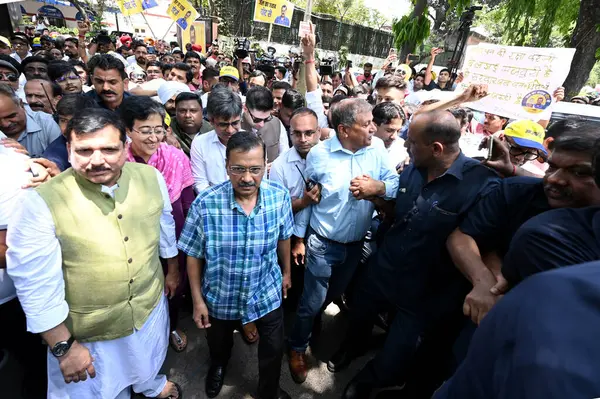 stock image NEW DELHI, INDIA - MAY 19: Delhi Chief Minister Arvind Kejriwal, along with Rajya Sabha MPs Sanjay Singh, Raghav Chadha, Delhi ministers Suarabh Bhardwaj, Gopal Rai led a protest march towards BJP HQ against the arresting of AAP