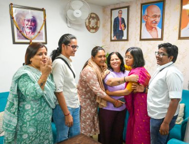 NEW DELHI, INDIA - APRIL 2: Anita (2L) AAP lideri Sanjay Singh 'in eşi, 2 Nisan 2024 tarihinde Kuzey Delhi, Hindistan' da bulunan Yeni Delhi 'de SC tarafından tüketim politikası davasında kefaletle serbest bırakılmasının ardından aile üyeleri ve parti çalışanlarıyla birlikte evinde kutluyor..