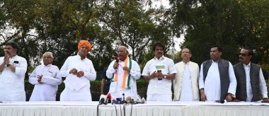 NEW DELHI, INDIA - 13 Nisan 2024: Kongre Başkanı Mallikarjun Kharge ve AICC Genel Sekreteri KC Venugopal 52 Sosyal Adalet örgütü ve birden fazla OBC örgütüyle yaptıkları toplantıda 