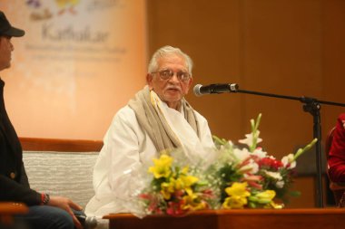 NEW DELHI, INDIA - 17 Mart 2024: Bollywood söz yazarı Gülzar ve şarkıcı Mohit Chauhan 17. Kathakar Uluslararası Hikaye Anlatanları Festivali sırasında Delhis Bharat Mandapam, Pragati Meydan, 17 Mart 2024, Yeni Delhi, Hindistan