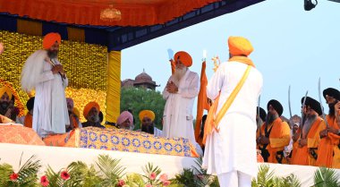 NEW DELHI, INDIA - APRIL 27, 2024: Delhi Fateh Diwas 'da (Delhi Zafer Günü), Delhi Sikh Gurdwara Yönetim Komitesi (DSGMC) tarafından düzenlenen Mata Gujri Ji' nin 400. doğum yıldönümü anısına dua eden Sih Devotees).