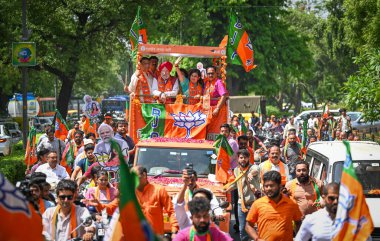 NEW DELHI, INDIA - APRIL 30, 2024: BJP 'nin Yeni Delhi Seçmen Seçimleri adayı Basuri Swaraj, Delhi BJP Başkanı Virendra Sachdeva ve BJP lideri Hardeep Puri ile birlikte aday gösterilmeden önce Roadshow' da görülüyor.