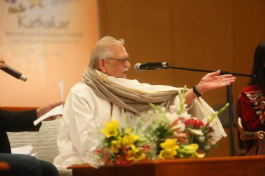 NEW DELHI, INDIA - 17 Mart 2024: Bollywood söz yazarı Gulzar, 17 Mart 2024 'te Delhis Bharat Mandapam, Pragati Meydan' da düzenlenen 17.
