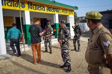 MUZAFFARNAGAR, INDIA - 19 Nisan: Lok Sabha 'nın Birinci Aşaması 2024 seçimlerinde Hindistan' ın Muzaffarnagar kentindeki bir sandık merkezinde konuşlandırılan güvenlik görevlileri. 2024 Lok Sabha seçimleri için yapılan oylamanın ilk aşaması bugün yapıldı.