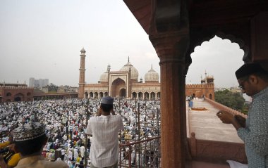 NEW DELHI, INDIA - 11 Nisan 2024: Jama Mescid 'deki Kurban Bayramı sırasında Müslüman cemaatinden insanlar, 11 Nisan 2024 tarihinde Yeni Delhi, Hindistan' da. (Fotoğraf: Sanjeev Verma / Hindustan Times)
