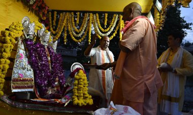 NEW DELHI, INDIA - 17 Nisan 2024 'te Hindistan' ın Yeni Delhi kentinde, Ram Navami Shobha Yatra 'nın önünde katılan Hindu dindarlar. 