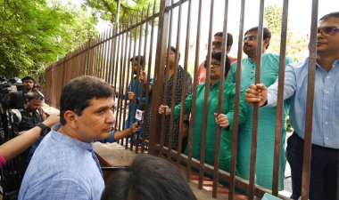 NEW DELHI, INDIA - 9 APRIL: Delhi Kabine Bakanı Saurabh Bhardwaj, Mandir Marg polis karakolundaki diğer TMC liderleri ve gözaltına alınan TMC liderleri tarafından sahnelenen bir 'dharna' sırasında Trinamool Kongre (TMC) liderleriyle etkileşime girdi