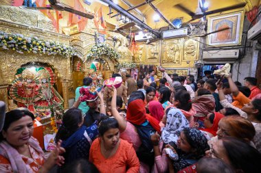 NEW DELHI, INDIA - 23 Nisan 2024: Hanuman Jayanti vesilesiyle Yeni Delhi, Hindistan 'da 23 Nisan 2024 tarihinde Hanuman Tapınağı Connaught Place' de büyük bir kalabalık görüldü. Fotoğraf: Sanchit Khanna / Hindustan Times)