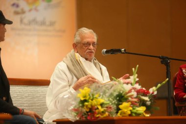 NEW DELHI, INDIA - 17 Mart 2024: Bollywood söz yazarı Gülzar ve şarkıcı Mohit Chauhan 17. Kathakar Uluslararası Hikaye Anlatanları Festivali sırasında Delhis Bharat Mandapam, Pragati Meydan, 17 Mart 2024, Yeni Delhi, Hindistan