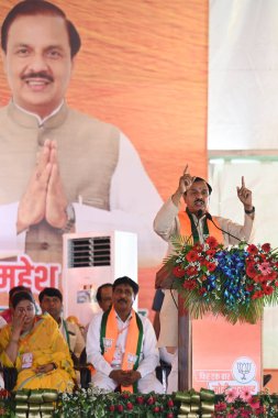 BULANDSHAHR, INDIA - 18 Nisan: Bharatiya Janata Partisi (BJP) Gautam Budh Nagar adayı Mahesh Sharma, 18 Nisan 2024 'te Gautam Budh Nagar seçmenlerinin bir parçası olan Bulandshahr' da yapılacak Lok Sabha seçimleri öncesinde, halka hitaben bir konuşma yaptı. 
