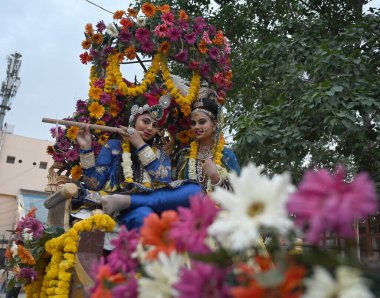 NEW DELHI, INDIA - 17 Nisan 2024 'te Hindistan' ın Yeni Delhi kentinde, Ram Navami Shobha Yatra 'nın önünde katılan Hindu dindarlar. 