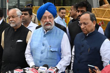 NEW DELHI, INDIA - 1 Nisan 2024: BJP delegasyonu Nirvachan Sadan 'daki Seçim Komisyonu' nda gerçekleşen görüşme sonrasında Birlik Bakanı Hardeep Singh Puri ve üst düzey BJP liderleri Arun Singh ve Om Pathak ayrıldılar.