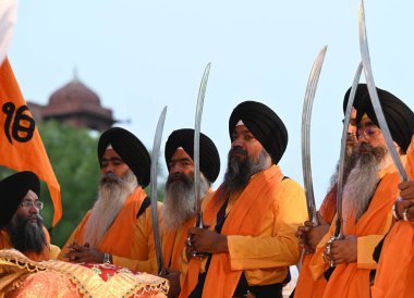 NEW DELHI, INDIA - APRIL 27, 2024: Delhi Fateh Diwas 'da (Delhi Zafer Günü), Delhi Sikh Gurdwara Yönetim Komitesi (DSGMC) tarafından düzenlenen Mata Gujri Ji' nin 400. doğum yıldönümü anısına dua eden Sih Devotees).