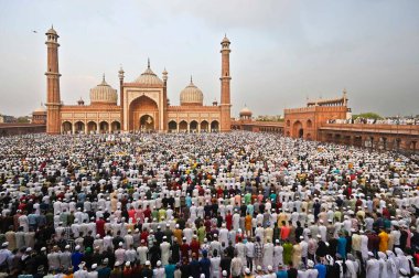 NEW DELHI, INDIA - 11 Nisan 2024: Müslüman cemaatinden insanlar 11 Nisan 2024 'te Hindistan' ın Yeni Delhi kentinde Jama Mescidi 'nde Kurban Bayramı dolayısıyla Namaz kılıyor. (Fotoğraf: Sanjeev Verma / Hindustan Times)