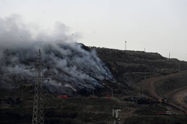 22 Nisan 2024 'te Yeni Delhi, Hindistan' da Ghazipur çöp sahasında yangın çıktı. Dün akşam çöp sahasında yangın çıktı. Alevler çöplüğün ortasına doğru sürüklenirken görüldü. 